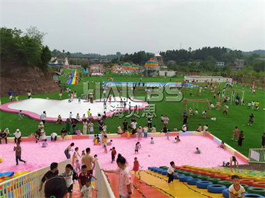 四川渠縣撒歡樂園運營現(xiàn)場